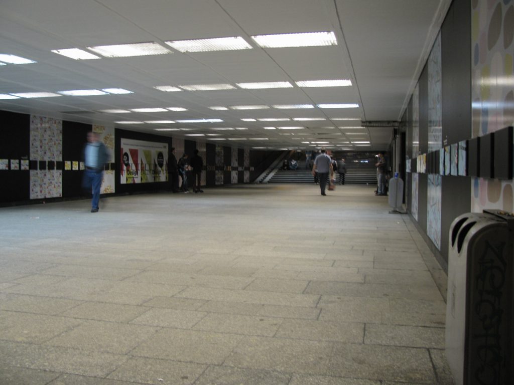 Nocny koncert w przejściu podziemnym