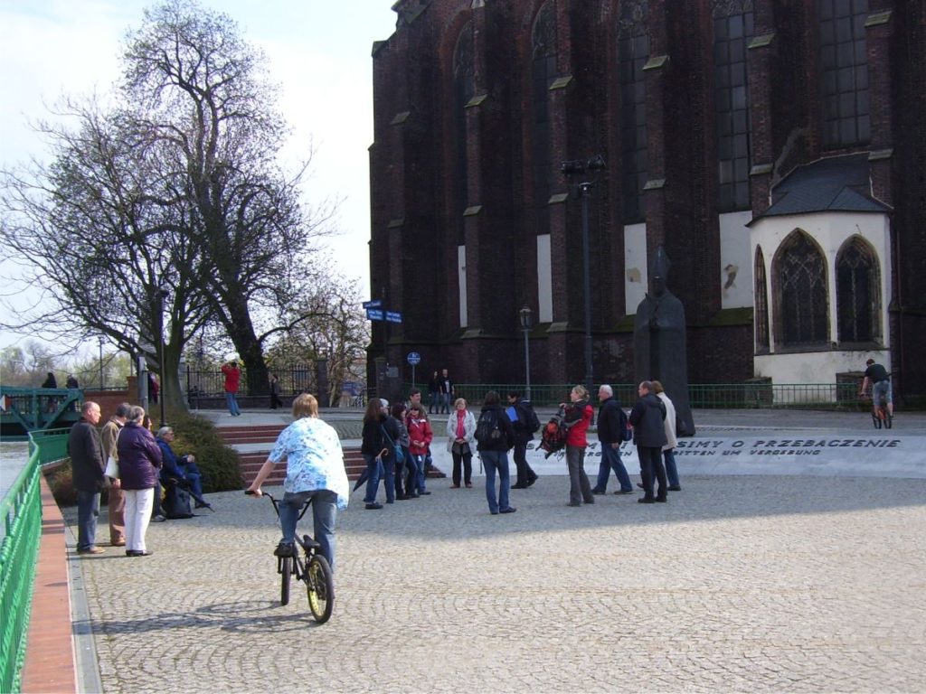 Przed Pomnikiem Kardynała Bolesława Kominka